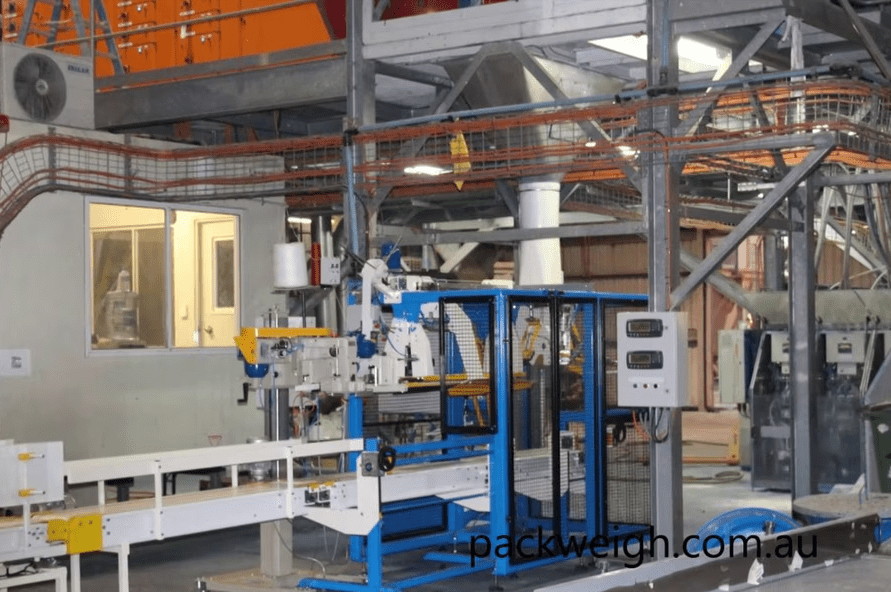 Automatic bagging with gravity feed scale